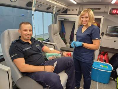 Policjanci z pomocą dla ofiar wypadków oraz ciężko chorych