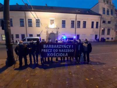 Kontrmanifestacja do Strajku Kobiet przed oknem papieskim