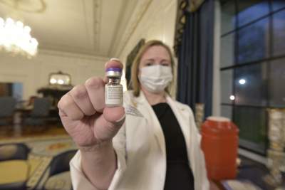 Pielęgniarka z intensywnej terapii zostanie zaszczepiona jako pierwsza