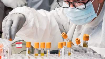 Biolog z Krakowa: codziennie armia nowych mutacji wirusa, niektóre groźne