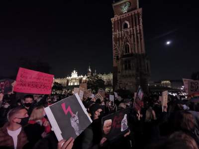 Strajk Kobiet: protestująca kobieta opatrzyła rannego bojówkarza
