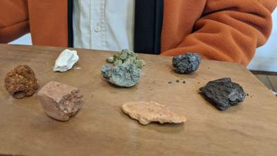 Do malowania używa gliny. Jego obrazy zainteresowały... geologów