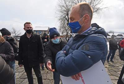 Poseł o niejasnych interesach Obajtka. Wójt z grupą osób zakłóca briefing