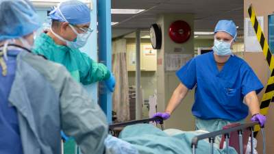 Rośnie liczba zakażonych w szpitalach. Jak to wyglądało o tej porze rok temu?