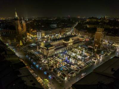 Choinka na Rynku Głównym już stoi, za nami próba oświetlenia