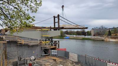 Dźwig i barki na placu budowy kładki Kazimierza na Ludwinów. Kiedyś docenimy?