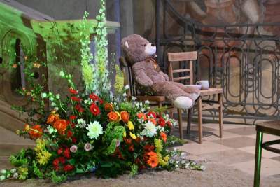 Grób Pański u Pijarów w Krakowie: co symbolizują piasek, puste krzesła i kolorowe kwiaty?