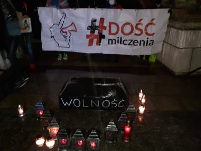 Samochodowa blokada, cichy marsz. Finał piątkowych protestów na Rynku