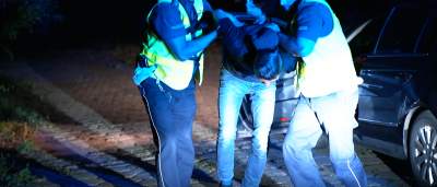 Pijany mężczyzna zasnął na stacji benzynowej, wcześniej przyjechał na nią kradzionym samochodem