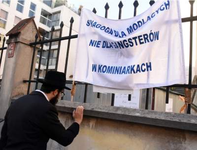 Protest Żydów na Kazimierzu: "synagoga nie dla gangsterów"