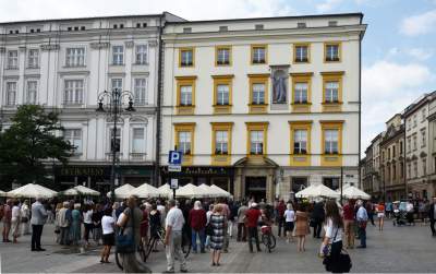 Powrót św. Krzysztofa na elewację pałacu. Wkrótce dołączy do niego Przekupka