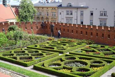 Nowa, fascynująca wystawa w wawelskich ogrodach. Nowoczesna sztuka na Wawelu