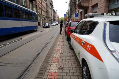 To prawdziwa plaga, zwłaszcza na ulicy Długiej. Ma pomóc akcja "wystarczy metr"