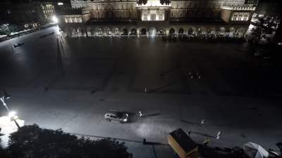 Nagi mężczyzna jeździł samochodem po Rynku, potrącił strażnika miejskiego