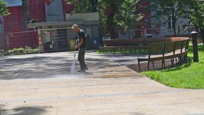 Ostatnie porządki na placu Axentowicza, wieczorem piknik sąsiedzki