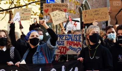 Strajk Kobiet: cichy marsz z parasolkami i tęczowy piątek pod "Adasiem"