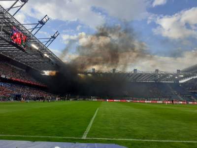 Stypa przy Reymonta, kibice na czarno, ostre hasła. Ostatni mecz w Ekstraklasie