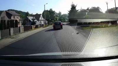 Sposób jazdy zaniepokoił jadącego za nim kierowcę (film). Policja dziękuje