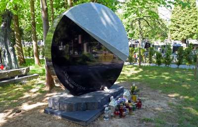 Pomnik na grobie Ewy Demarczyk oburzył jej wieloletniego partnera. "Zawstydzające"