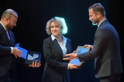 Nagroda dla ukraińskiej pisarki, przed budynkiem zakrwawione prześcieradło przypominające o Wołyniu