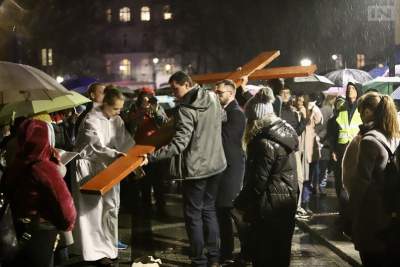 Co zniechęca młodych do religii w szkołach? "Coraz częściej wolą jogę i naturę"