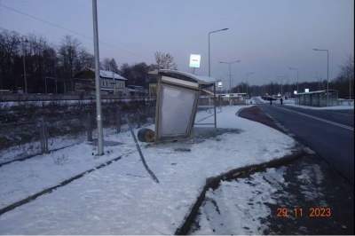 Na ulicy urządził sobie lekcję driftowania, zniszczył wiatę autobusową (film)