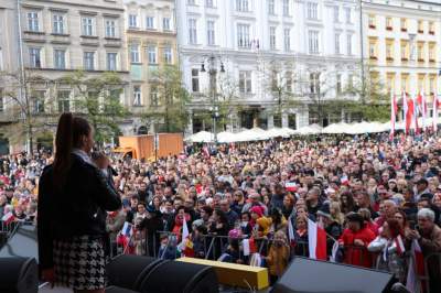 Ogólnopolskie śpiewanie biało-czerwonych przebojów. Nie mylić z "Lekcją śpiewania"...