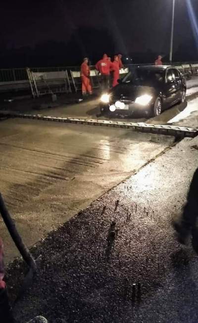 Wjechał na remontowany most i... ugrzązł w betonie