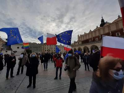 Biało - czerwone, unijne i tęczowe flagi na Rynku. "Spontaniczny spacer"