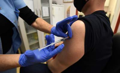 Bardzo duży spadek liczby zakażeń, ale coraz gorzej idzie nam akcja szczepień