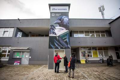 Winda z oryginalnym muralem: kawka czyta Kafkę i popija... kawkę