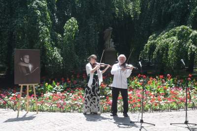 Piotr Skrzynecki patronem skweru na Plantach. Piwniczni artyści na odsłonięciu tablicy