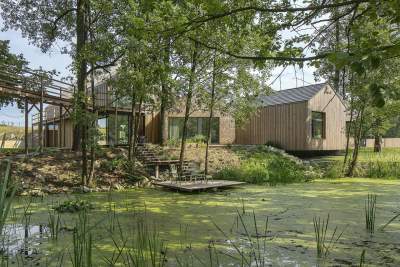 Ze zrujnowanego gospodarstwa stworzyli niezwykłą rezydencję