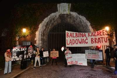 Próbowali zablokować wjazd Kaczyńskiego na Wawel. Ostra reakcja policji