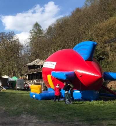 Tłumy ludzi, biznes i brzydota. Ratunkiem powiększenie Ojcowskiego Parku?