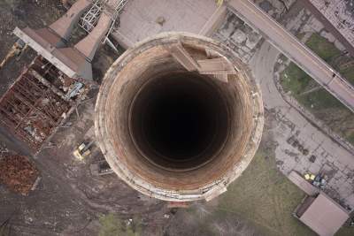 Wysadzili komin w kombinacie. Gruz zmieściłby się na 110 ciężarówkach