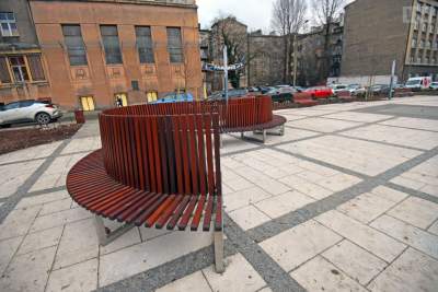 Ławka za 228 tysięcy? ZDMK wyjaśnia: decydowała cena remontu placu, a nie ławki