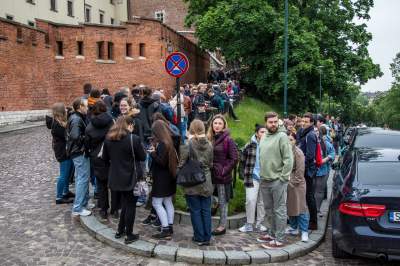 Za czym kolejka ta stała? Wszystko było za złotówkę...