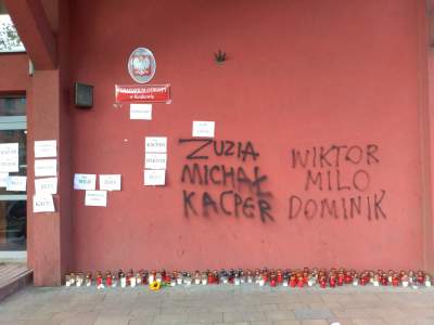 Setka zniczy przed kuratorium. Na murze imiona ofiar homofobii