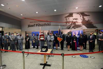 Spoczywa na Wawelu, ma kopiec, ulicę, pomnik a od dziś dworzec PKP. Ale coś poszło nie tak...