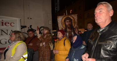 Oburzył ich "bluźnierczy spektakl". Urządzili publiczną modlitwę przed teatrem