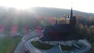 Film o kościele, który spłonął dwa razy. W nim kręcono "Potop"