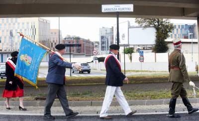 Prezes IPN odsłania tablicę na rondzie, na pytanie o skandaliczny wpis nie odpowiada