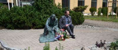 To nie jest typowy pomnik, obok rzeźby Kopernika można usiąść i ją pogłaskać