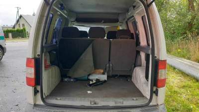 Nie miał prawa jazdy, w bagażniku przewoził ośmiu imigrantów z Syrii, w tym dziecko