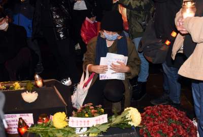 Znicze i chryzantemy przed kurią, 12. dzień Strajku Kobiet