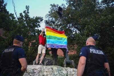 Zawiesił tęczową flagę na Smoku Wawelskim. Symboliczny protest