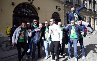 Dzień w Krakowie: Anglicy się bawią, żołnierze USA odpoczywają, Ukraińcy protestują...