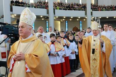 Jest ugoda w sprawie nastolatki molestowanej przez bp. Szkodonia! Kuria zgodziła się na odszkodowanie