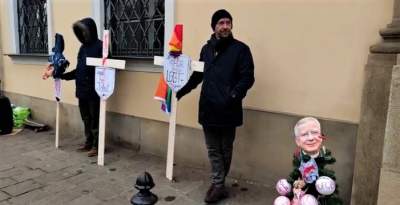 Grzechy kościoła na choince pod kurią. Happening inicjatywy „Dość milczenia”